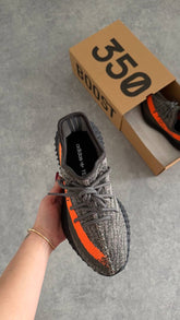 Yeezy Boost 350 V2 „Carbon Beluga“