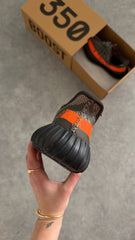 Yeezy Boost 350 V2 „Carbon Beluga“